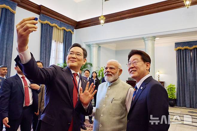 [뉴델리=뉴시스] 고범준 기자 = 인도를 국빈 방문 중인 이재명 대통령과 이재용 삼성전자 회장이 20일 뉴델리 영빈관 하이데라바드 하우스에서 열린 나렌드라 모디 총리 주최 오찬 및 한-인도 경제인 대화에서 모디 총리와 함께 인도 노이다 공장에서 생산한 갤럭시Z플립7으로 셀카를 찍고 있다. (공동취재) 2026.04.20. bjko@newsis.com