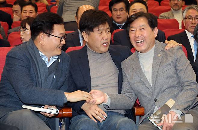 [서울=뉴시스] 김금보 기자 = 김용(가운데) 전 민주연구원 부원장이 12일 서울 여의도 국회 의원회관에서 열린 자신의 저서 '대통령의 쓸모' 출판 기념회에서 송영길(왼쪽) 소나무당 대표, 황명선 더불어민주당 최고위원과 인사를 나누고 있다. 2026.02.12. kgb@newsis.com