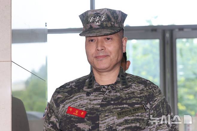 [서울=뉴시스] 권창회 기자 = 특검이 박정훈 전 해병대 수사단장(준장)에 대한 구속영장에 허위 내용을 기재한 혐의로 기소된 전·현직 군검사들에게 실형을 구형했다. 이들에 대한 1심 선고는 오는 6월 12일 나온다. 사진은 지난해 9월 4일 순직해병 특검팀에 출석하는 박정훈 전 단장. 2026.04.20. kch0523@newsis.com