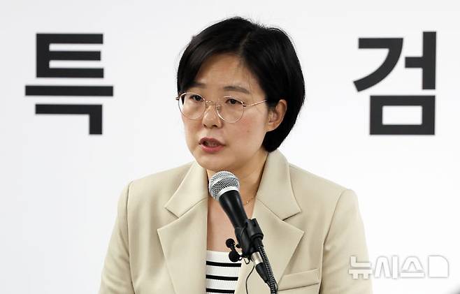 [과천=뉴시스] 최진석 기자 = 3대 특검(내란·김건희·순직해병) 이후 남은 의혹을 수사하는 2차 종합특별검사팀이 윤석열 전 대통령의 '2차 계엄 시도'와 관한 추가 정황을 포착했다.권창영 2차 종합특검팀의 김지미 특검보가 20일 오후 경기 과천 2차 종합특검팀 사무실 브리핑룸에서 브리핑을 하고 있다. 2026.04.20. myjs@newsis.com