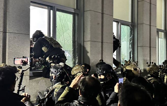 [서울=뉴시스] 윤석열 대통령이 긴급 대국민 담화를 통해 비상계엄령을 발표한 가운데 지난 2024년 12월 4일 서울 여의도 국회에서 계엄군이 창문을 깨고 진입하고 있다. (사진=독자제공) 2026.04.20. photo@newsis.com *재판매 및 DB 금지