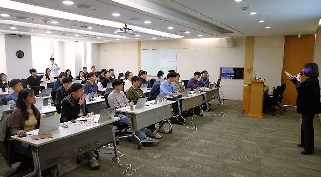 SK브로드밴드가 2026년 조직문화의 핵심 키워드를 'AI와 일하기'와 'Dynamic SKB'로 설정하고, 전 구성원의 AI 전문가화를 위한 대대적인 역량 강화에 나선다고 20일 밝혔다. SK브로드밴드 제공