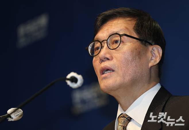 이창용 한국은행 총재가 10일 서울 중구 한국은행 본관에서 열린 금융통화위원회 본회의 후 기자간담회에서 발언하고 있다. 사진공동취재단