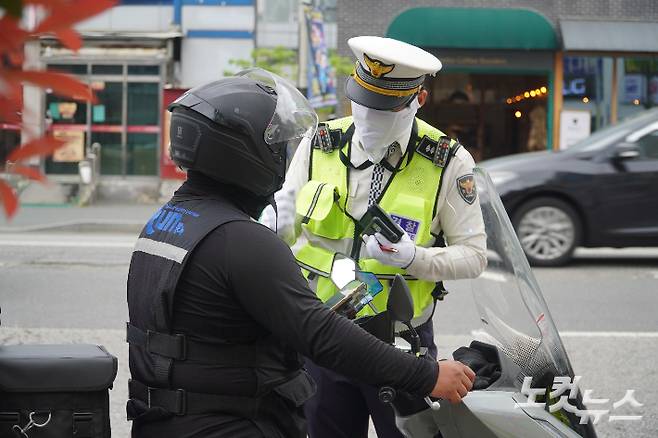 20일 전북 전주시 덕진구 덕진광장에서 경찰이 우회전 일시정지 위반 단속에 나섰다. 심동훈 기자