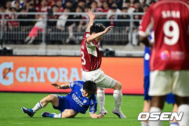 [OSEN=수원, 조은정 기자]'해버지' 박지성(45)이 다시 수원월드컵경기장 잔디를 밟았다. 하지만 승자는 홈팬들의 웅장한 응원에 힘입은&nbsp;수원 삼성 레전드 팀이었다.OGFC는 19일 오후 7시&nbsp;수원월드컵경기장에서&nbsp;수원 삼성 레전드 팀과 맞붙어 0-1로 패했다. 이번 경기는&nbsp;박지성을 비롯해 프리미어리그 황금기를 이끌었던 전설들이 '슛포러브'와 함께 창단한 신생 독립 팀 OGFC가 닻을 올리는 첫 무대였지만, 총 38027명의 관중이 입장한 가운데 아쉬운 패배로 막을 내렸다.후반 OGFC 박지성이 슛동작 중 수원삼성 이병근과 충돌하고 있다. 2026.04.19 /cej@osen.co.kr