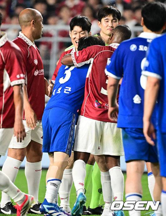 [OSEN=수원, 조은정 기자]'해버지' 박지성(45)이 다시 수원월드컵경기장 잔디를 밟았다. 하지만 승자는 홈팬들의 웅장한 응원에 힘입은&nbsp;수원 삼성 레전드 팀이었다.OGFC는 19일 오후 7시&nbsp;수원월드컵경기장에서&nbsp;수원 삼성 레전드 팀과 맞붙어 0-1로 패했다. 이번 경기는&nbsp;박지성을 비롯해 프리미어리그 황금기를 이끌었던 전설들이 '슛포러브'와 함께 창단한 신생 독립 팀 OGFC가 닻을 올리는 첫 무대였지만, 총 38027명의 관중이 입장한 가운데 아쉬운 패배로 막을 내렸다.OGFC 에브라가 박지성에게 태클을 건 수원삼성 이병근에게 장난을 치고 있다. 2026.04.19 /cej@osen.co.kr