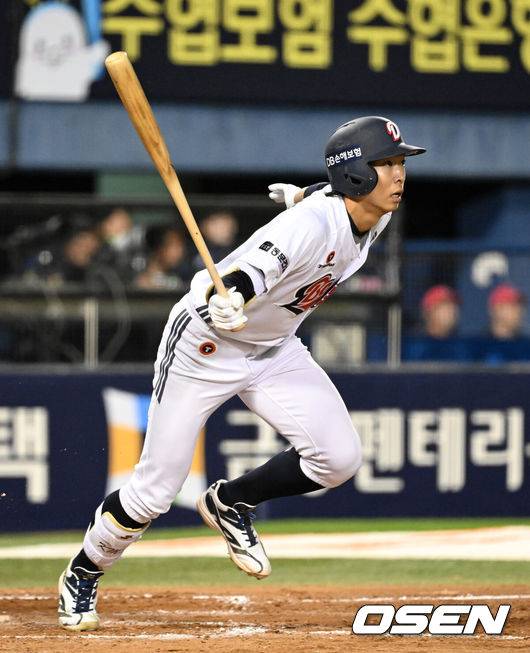 [OSEN=잠실, 이대선 기자] 17일 서울 잠실야구장에서 2026 신한 SOL KBO리그 두산 베어스와 KIA 타이거즈의 경기가 열렸다.이날 두산은 잭로그, KIA는 이의리를 선발로 내세웠다.8회말 2사 1루에서 두산 김민석이 우전 적시 2루타를 치고 있다. 2026.04.17 /sunday@osen.co.kr