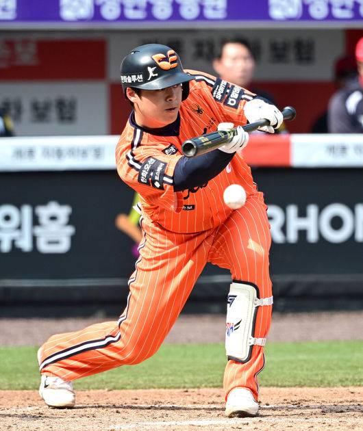 [OSEN=대전, 최규한 기자] 11일 대전 한화생명볼파크에서 ‘2026 신한 SOL KBO리그’ 한화 이글스와 KIA 타이거즈의 경기가 열렸다.홈팀 한화는 왕옌청, 방문팀 KIA는 이의리를 선발로 내세웠다. 4회말 무사 1, 2루 상황 한화 노시환이 희생번트를 대고 있다. 2026.04.11 / dreamer@osen.co.kr