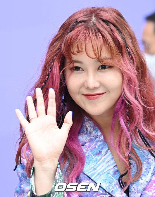 [OSEN=조은정 기자] 14일 오후 서울 동대문 디자인플라자(DDP)에서 2023 S/S 서울패션위크 ‘티백(tibaeg)’포토월 행사가 열렸다.가수 솔비가 행사에 참석해 포즈를 취하고 있다. 2022.10.14 /cej@osen.co.kr