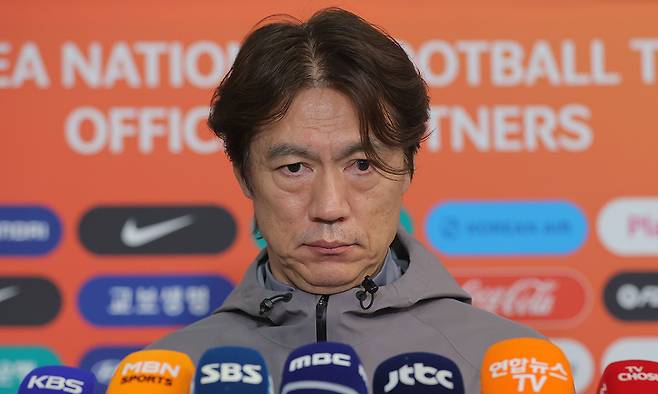 2026 국제축구연맹(FIFA) 북중미 월드컵 소집 전 마지막 평가전을 마치고 돌아온 대한민국 축구 국가대표팀 홍명보 감독이 지난 2일 인천국제공항 제2터미널을 통해 귀국해 취재진의 질문에 답하고 있다. 연합뉴스