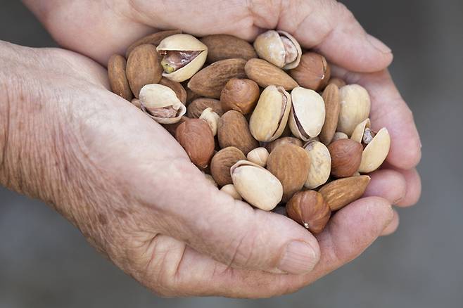 견과류나 생과일을 먼저 섭취하는 습관은 식사량 조절과 대사 건강 관리에 영향을 줄 수 있다. 게티이미지