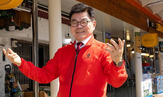 이필형 서울 동대문구청장은 환경개선사업이 진행 중인 경동시장을 가리키며 “동대문이 바뀌는 신호탄이자 변화가 시작되는 곳이 바로 이 전통시장”이라며 “앞으로 3, 4년 내로 완전히 정비를 마칠 수 있을 것”이라고 말한다. 동대문구 제공