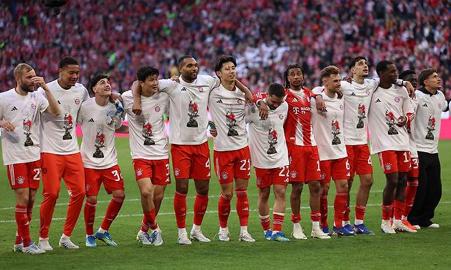 해냈다 바이에른 뮌헨 김민재(왼쪽 네 번째)가 20일 독일 뮌헨의 알리안츠 아레나에서 열린 슈투트가르트와 2025∼2026 독일 분데스리가 30라운드 홈 경기에서 승리해 우승을 확정 지은 뒤 팀 동료들과 어깨동무를 한 채 팬들에게 인사하고 있다. 뮌헨=AFP연합뉴스