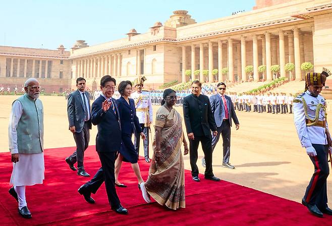 인도를 국빈 방문 중인 이재명 대통령과 김혜경 여사가 20일(현지 시간) 뉴델리 대통령궁 광장 라슈트라바티 바반에서 열린 공식 환영식에서 드라우파디 무르무 대통령, 나렌드라 모디 총리와 이동하고 있다. 공동취재