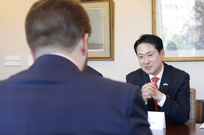 미국 국무부 차관보 면담한 장동혁 대표 - 국민의힘이 장동혁 대표가 사흘간 미국 체류 일정을 연장한 이후인 16일(현지시간)에 진행한 일정 관련 사진을 이날 출입기자단에 배포했다. 사진은 파일명에 16일이라고 밝힌 미국 국무부 차관보 면담 모습. 2026.4.19 국민의힘 제공