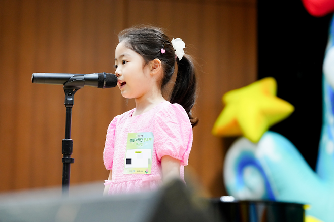 지난 18일 성북구청 성북아트홀에서 열린 ‘제17회 성북 아리랑 동요제’ 예선에 참가한 한 어린이가 동요를 부르고 있다. 성북구 제공
