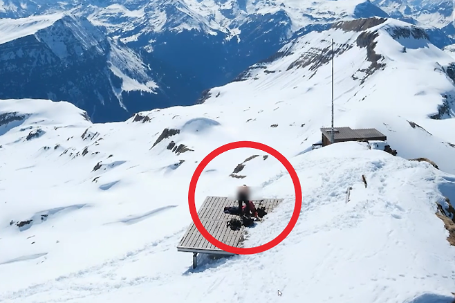 지난 8일(현지시간) 스위스 알프스의 해발 2681m 파울호른 정상 부근에서 한 커플이 성관계를 하는 모습이 기상 관측 웹캠을 통해 실시간 생중계되는 일이 벌어졌다고 현지 매체 20미누텐이 전했다. 사진은 커플 중 한 명은 휴업 중인 호텔 인근 테라스에 누워 있고 다른 한 명은 상의를 벗고 있는 모습이 촬영된 웹캠 영상 일부. 라운드샷 웹캠 영상 캡처