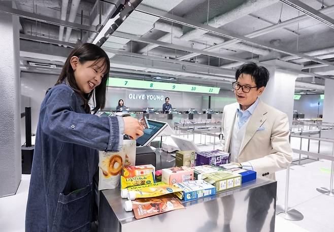 CJ그룹 이재현 회장이 26일 ‘올리브영 센트럴 명동 타운’에서 상품을 구매하고 있다. 사진 제공=CJ그룹