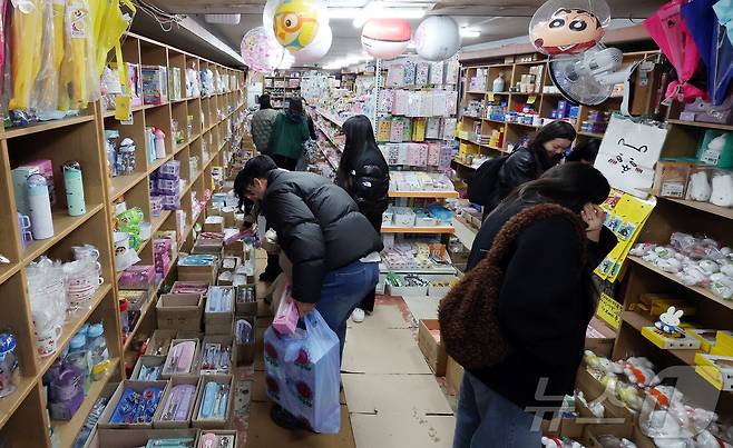 새학기를 하루 앞둔 지난달 2일 서울 종로구 창신동 문구완구거리의 한 문구점이 새학기를 준비하기 위해 찾은 시민들로 붐비고 있다. 뉴스1
