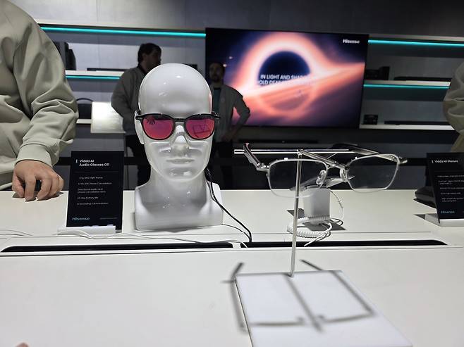 지난 1월 8일(현지시간) 미국 라스베이거스에서 열린 CES 2026의 하이센스 전시관에서 관람객이 스마트글라스를 쓰고 체험해보고 있다. 라스베이거스=서종갑기자