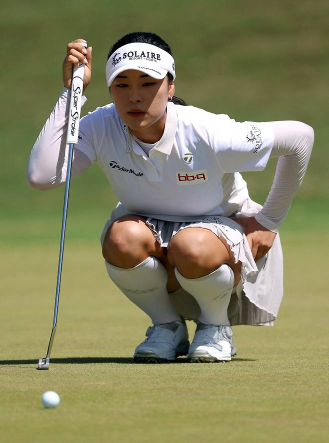 그린 경사를 파악하고 있는 윤이나. 사진 제공=AFP연합뉴스