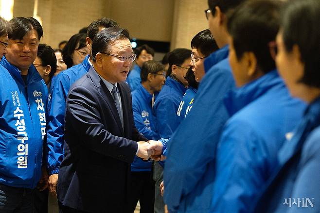 4월8일 오전 김부겸 전 총리가 더불어민주당 대구 현장 최고위원회의에 입장하며 대구시 지방선거 예비후보들과 인사를 나누고 있다. ⓒ시사IN 이명익