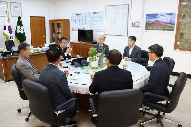 지난 17일 경주경찰서 서장실에서 양순봉 경찰서장과 금융기관 관계자들이 보이스피싱 피해 예방과 보상을 위한 논의를 하고 있다. ⓒ경주경찰서 제공