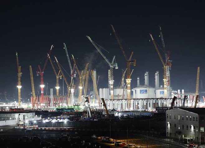 박선구 대한건설정책연구원 경제금융연구실장은 20일 보고서를 통해 "건설업은 다른 산업보다 충격이 늦게 가시화하는 대신 파급효과는 더 길게 이어질 가능성이 커 우려가 크다"고 밝혔다. 사진은 경기도 평택시 삼성전자 평택캠퍼스 5공장(P5)&nbsp;건설&nbsp;현장의 모습 ⓒ 연합뉴스