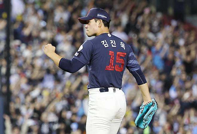 롯데 선발 투수 김진욱이 지난 15일 서울 잠실야구장에서 열린 2026 KBO 프로야구 LG와의 경기에서 2사 1, 2루 위기를 넘긴 뒤 주먹을 불끈 쥐고 있다. 연합뉴스