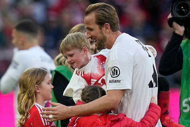 해리 케인이 20일 독일 뮌헨 알리안츠 아레나에서 열린 슈투트가르트와의 분데스리가 경기 후 리그 우승을 확정한 뒤 자녀들과 포옹하며 기쁨을 나누고 있다. AP
