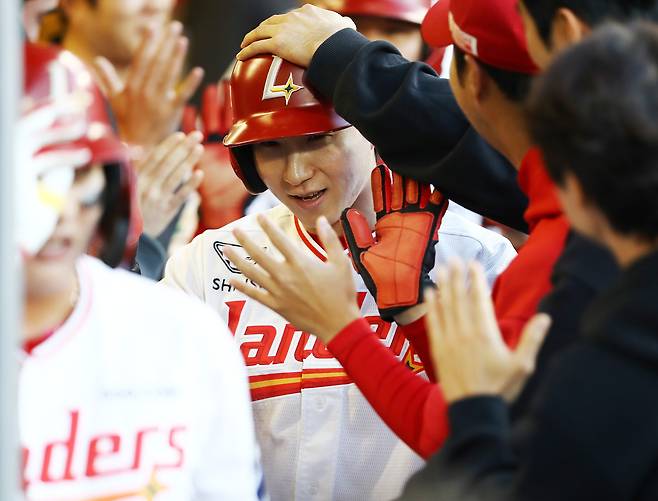 SSG 박성한이 15일 인천 두산전에서 득점한 뒤 동료들의 축하를 받고 있다. SSG랜더스 제공