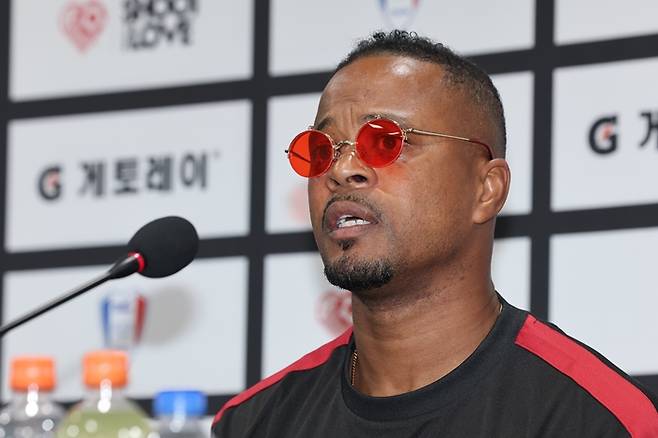 ▲ 19일 경기도 수원시 수원월드컵경기장에서 열린 OGFC VS 수원삼성 레전드 매치에 앞서 OGFC 파트리스 에브라가 발언하고 있다. ⓒ연합뉴스