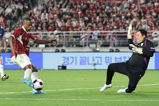 ▲ 19일 경기도 수원시 수원월드컵경기장에서 열린 OGFC VS 수원삼성 레전드 매치에서 OGFC 파트리스 에브라가 슈팅하고 있다. ⓒ연합뉴스