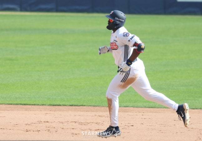 2026 신한 SOL KBO리그 두산 베어스 대 KIA 타이거즈 경기가 19일 서울 잠실야구장에서 열렸다.  두산 카메론이 6회말 무사에서 KIA 황동하를 상대로 좌월 1점 홈런을 날리고 홈인하고 있다.