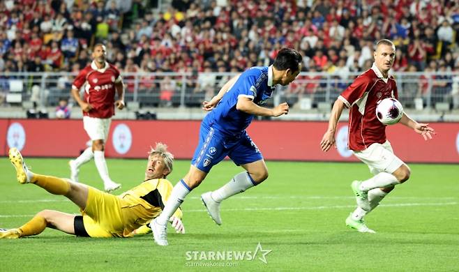 수원삼성 레전드 염기훈이 19일 수원 월드컵경기장에서 열린 OGFC와 수원삼성의 레전드 매치에서 반데사르를 제치며 대시하고 있다. /사진=강영조 선임기자