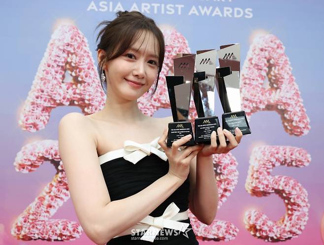 배우 임윤아가 가오슝 내셔널 스타디움에서 진행된 스타뉴스 주최 '10주년 아시아 아티스트 어워즈 2025(10th Anniversary Asia Artist Awards 2025, '10주년 AAA 2025')에서 대상 올해의 여우주연상, 베스트 아티스트, 아시아스타상을 수상한 뒤 포즈를 취하던 모습.   /사진=이동훈 photoguy@