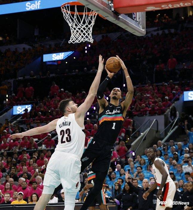 웸반야마(오른쪽)가 클링언을 피해 점프슛을 시도하고 있다. /AFPBBNews=뉴스1