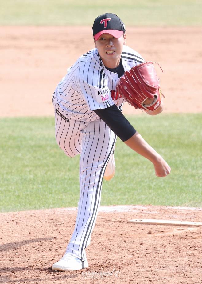 2026 신한 SOL Bank KBO리그 시범경기 LG 트윈스 대 키움 히어로즈 경기가 23일 서울 잠실야구장에서 열렸다.  LG 박시원이 역투하고 있다. /사진=김진경 대기자