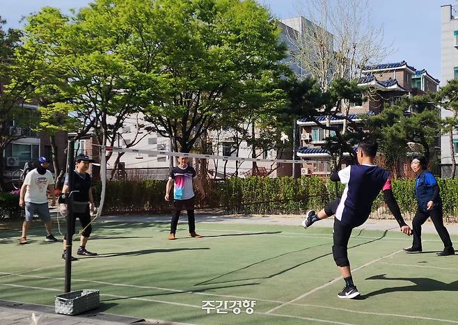 중국 동포들이 지난 4월 16일 서울 영등포구 대림동 동심어린이공원에서 제기차기(??子·티젠쯔)를 하고 있다. 이재덕 기자