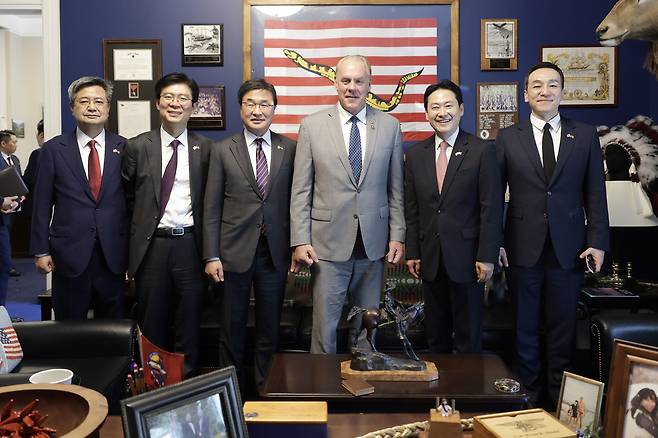 미국을 방문한 장동혁 국민의힘 대표가 지난 4월 14일(현지시간) 워싱턴에서 라이언 징크 미 하원의원과 면담하며 기념 촬영하고 있다. 국민의힘 제공