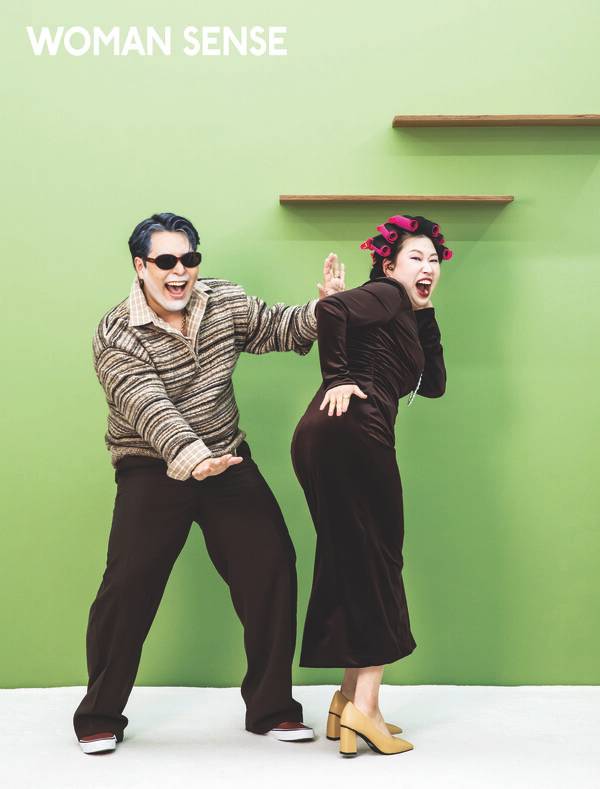 기필 셔츠 DSNR, 니트·팬츠 모두 자라, 스니커즈 반스, 선글라스 리에티/ 규리 원피스 자라, 슈즈·네크리스 모두 스타일리스트 소장품