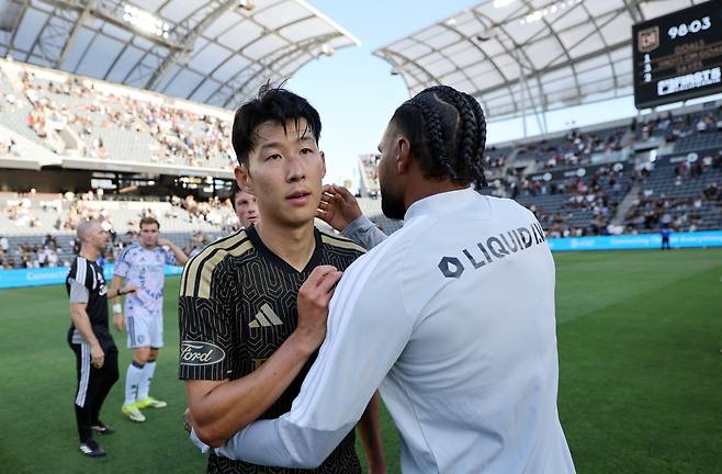 마크 도스산토스 감독이 이끄는 LAFC가 20일(한국시간) 미국 캘리포니아주 로스앤젤레스에 있는 BMO 스타디움에서 열린 산호세 어스퀘이크와의 2026시즌 미국 메이저리그사커(MLS) 홈 경기에서 1-4 대패를 당했다.&nbsp;  손흥민이 주중 북중미카리브해연맹(CONCACAF) 챔피언스컵 멕시코 원정을 다녀온 뒤, 곧바로 선발 출장했지만 득점포를 가동하지 못했고, 팀의 대패를 지켜봐야 했다.&nbsp;이날 후반 중반 LAFC가 와르르 무너지자, 경기장 한편에서 경기를 지켜보던 존 소링턴 단장은 무서운 눈빛으로 경기장을 노려보는 모습이 중계 화면에 잡히기도 했다.&nbsp;연합뉴스