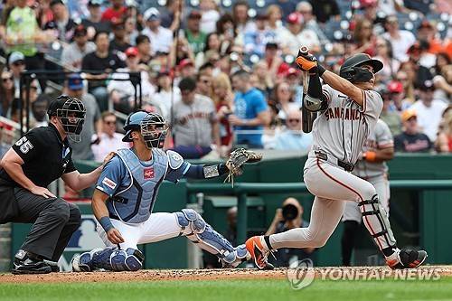 타격하는 이정후 [AP=연합뉴스]