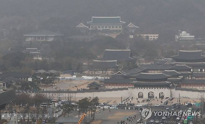 황사에 뿌예진 서울 하늘 [연합뉴스 자료사진]