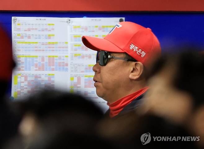 경기 지켜보는 이범호 감독 (광주=연합뉴스) 조남수 기자 = 7일 광주기아챔피언스필드에서 열린 프로야구 삼성 라이온즈와 KIA 타이거즈의 경기. KIA 이범호 감독이 6회초 수비를 지켜보고 있다. 2026.4.7 iso64@yna.co.kr