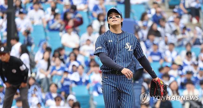 원태인 '아쉽네' (대구=연합뉴스) 김현태 기자 = 12일 대구 삼성라이온즈파크에서 열린 2026 신한 SOL뱅크 KBO리그 NC 다이노스와 삼성 라이온즈 경기. 1회 초 부상에서 복귀한 삼성 선발투수 원태인이 역투한 뒤 자신의 투구를 아쉬워하고 있다. 2026.4.12 mtkht@yna.co.kr