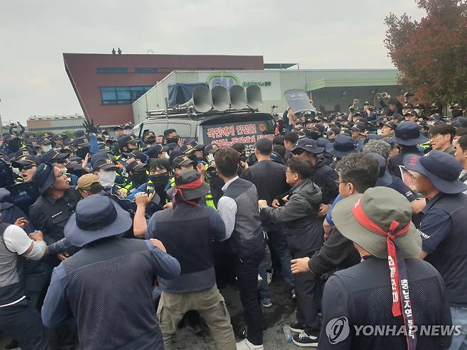 진주 화물연대 사망사고 집회 현장 '대치' (진주=연합뉴스) 박정헌 기자 = 20일 오후 경남 진주시 정촌면 BGF로지스 진주센터에서 화물연대 관계자가 센터 입구로 진입하려는 과정에서 경찰과 대치하고 있다.     
    이날 센터 입구에서 집회 중 2.5t 화물차가 집회 참가자와 부딪치는 사고가 발생해 1명이 숨지고, 2명(중상·경상 각 1명)이 다쳤다. 2026.4.20 home1223@yna.co.kr