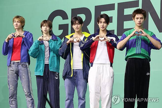 미니2집 발표한 코르티스 (서울=연합뉴스) 이재희 기자 = 그룹 코르티스(CORTIS)가 20일 서울 광진구 예스24라이브홀에서 열린 두 번째 미니앨범 '그린그린'(GREENGREEN) 언론 공개회에서 포즈를 취하고 있다. 2026.4.20 scape@yna.co.kr
