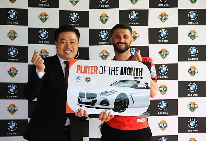 강원FC와 코오롱 모터스와 함께하는 2~3월의 선수상을 받은 아부달라  [강원FC 제공. 재판매 및 DB 금지]
