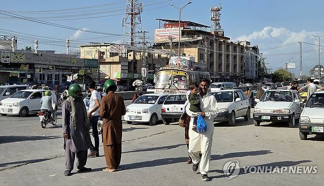 1주일 봉쇄된 파키스탄 군사도시 라왈핀디 (라왈핀디=연합뉴스) 손현규 특파원 = 미국과 이란이 2차 종전 협상을 앞둔 가운데 지난 19일(현지시간) 오후 중재국 파키스탄의 군사도시 라왈핀디에서 주민들이 귀가를 서두르고 있다. 
    이는 미국이나 이란 대표단이 항공기를 타고 라왈핀디에 있는 누르 칸 공군기지에 도착할 경우에 대비해 미리 안전을 확보하려는 조치로 풀이된다. 2026.4.20 son@yna.co.kr